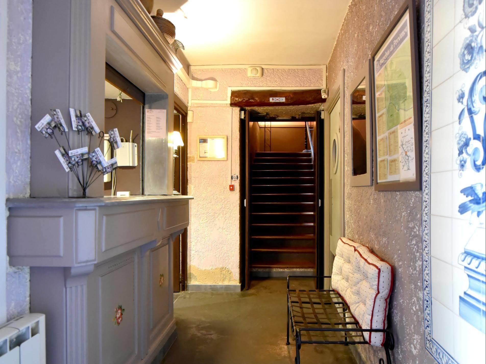 Logis Hotel Restaurant La Farigoule Sainte-Cécile-les-Vignes المظهر الخارجي الصورة