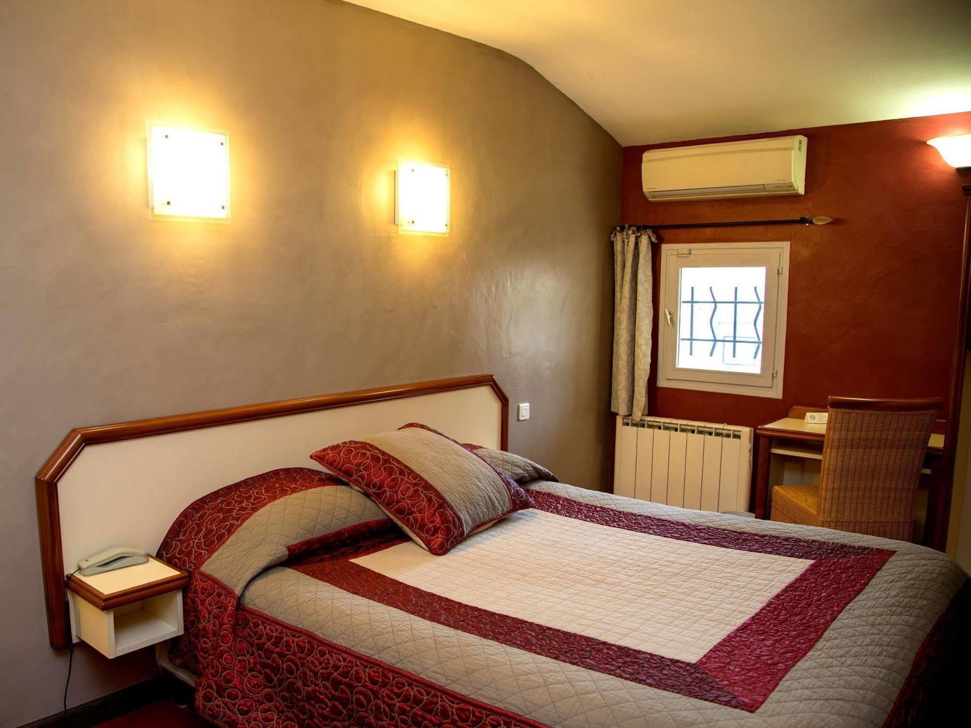 Logis Hotel Restaurant La Farigoule Sainte-Cécile-les-Vignes المظهر الخارجي الصورة